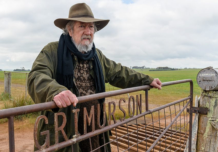 Les (Michael Caton) standing at the Grimurson gate in Rams